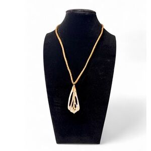 Vintage Elegant Shell Pendant Necklace